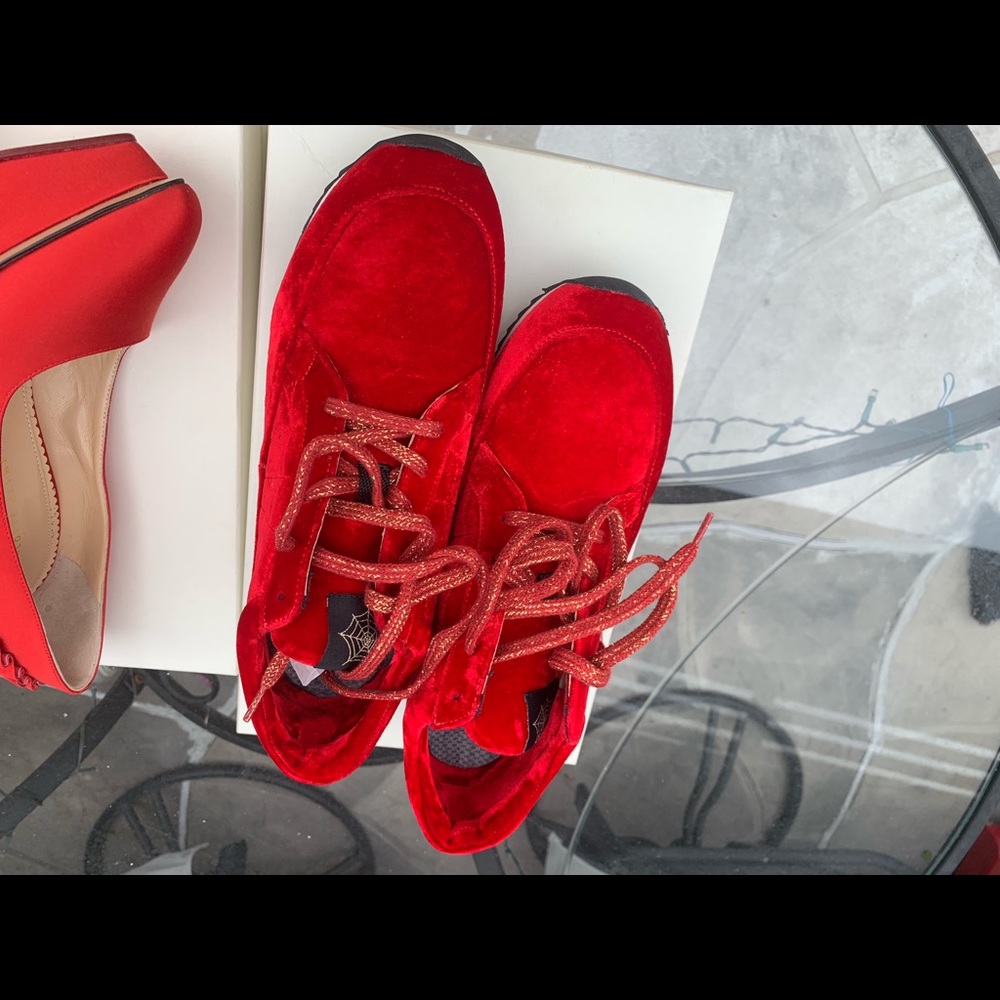 Sports shoes
